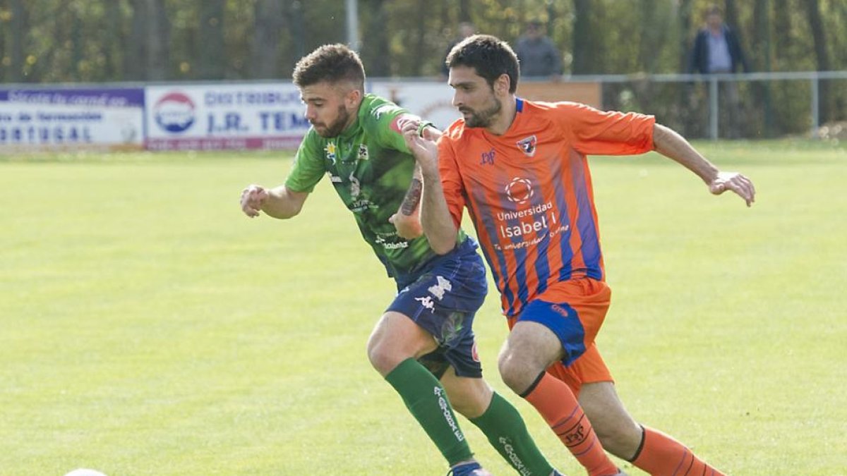 Zamora forcejea con un jugador del Atlético Astorga en el duelo de ayer en Castañares.-Israel L. Murillo