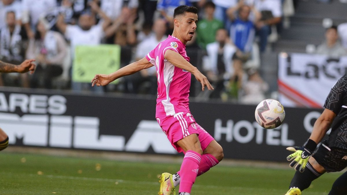 Germán Campos eleva la pelota por encima de Alfonso Herrero para marca el primer gol del Burgos CF. TOMÁS ALONSO
