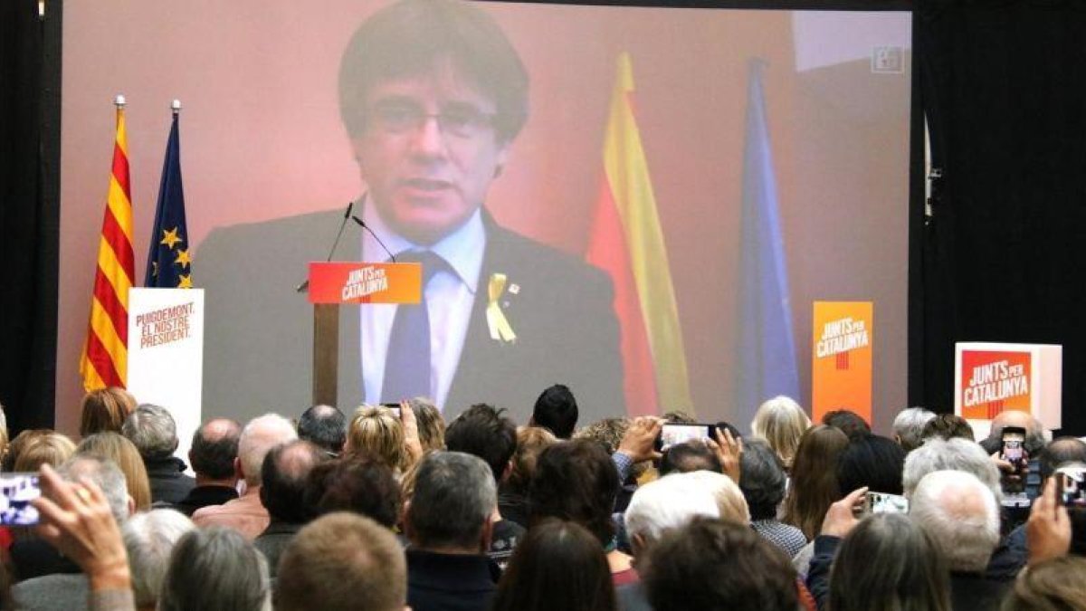Carles Puigdemont interviene desde Bruselas en el mitin de Junts per Catalunya de este sábado.-EL PERIÓDICO (ACN / BERNAT VILARÓ)