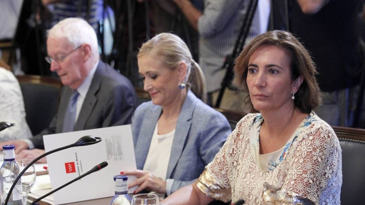 La consejera de Cultura y Turismo, María Josefa García Cirac, asiste al Pleno de la Comisión del IV Centenario de la muerte de Miguel de Cervantes, en la imagen junto a la presidenta de la Comunidad de Madrid, Cristina Cifuentes y el director del Institut-Ical