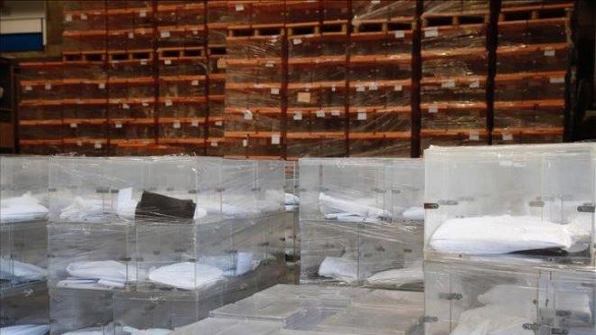 Urnas preparadas para unas elecciones.-JULIO CARBÓ