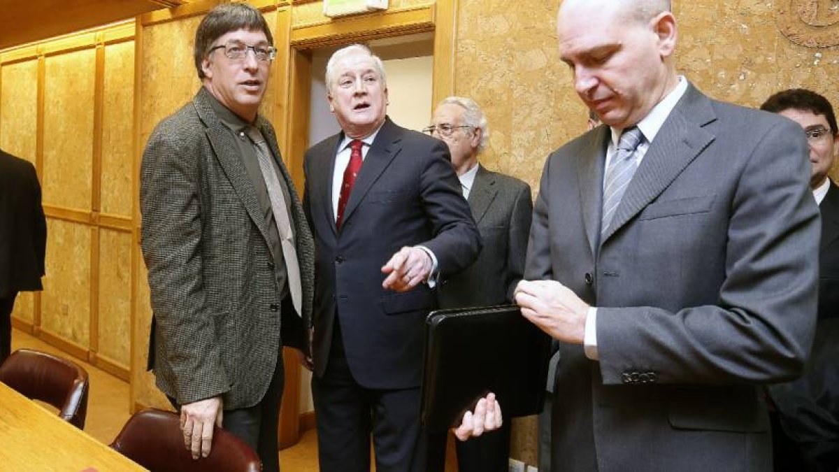El embajador de Israel, izquierda, junto al presidente de la Cámara de Comercio e Industria, Miguel Méndez Pozo.-RAUL G. OCHOA