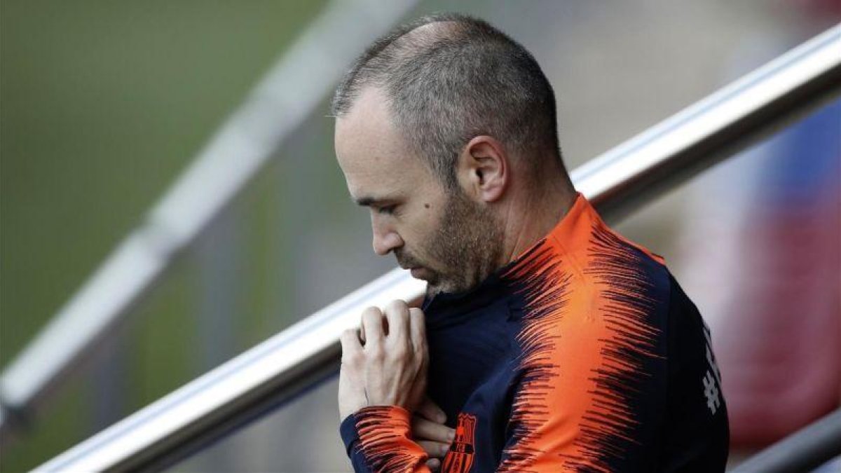 Andrés Iniesta, durante un entrenamiento con el Barça-MANU FERNANDEZ