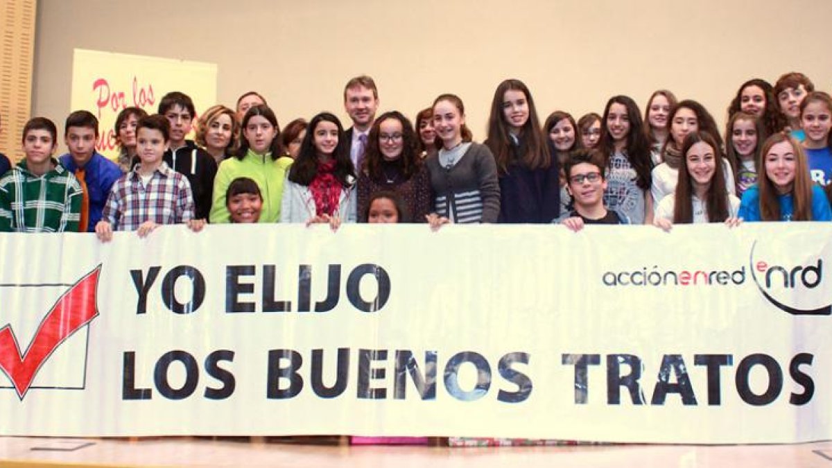 Pancarta con alumnos del IES López de Mendoza que han participado en las actividades del programa de la asociación Acción en Red.-ECB