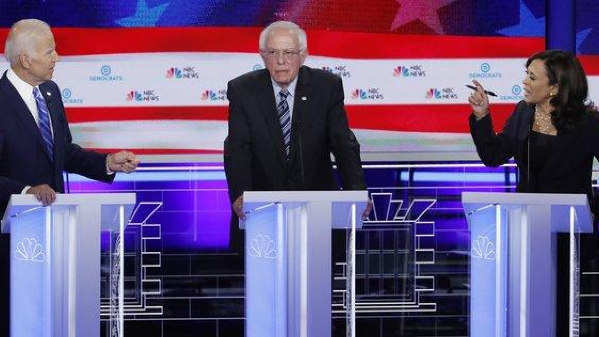 De izquierda a derecha, Joe Biden, Bernie Sanders y Kamala Harris, durante el segundo debate demócrata, en Miami.-X90033