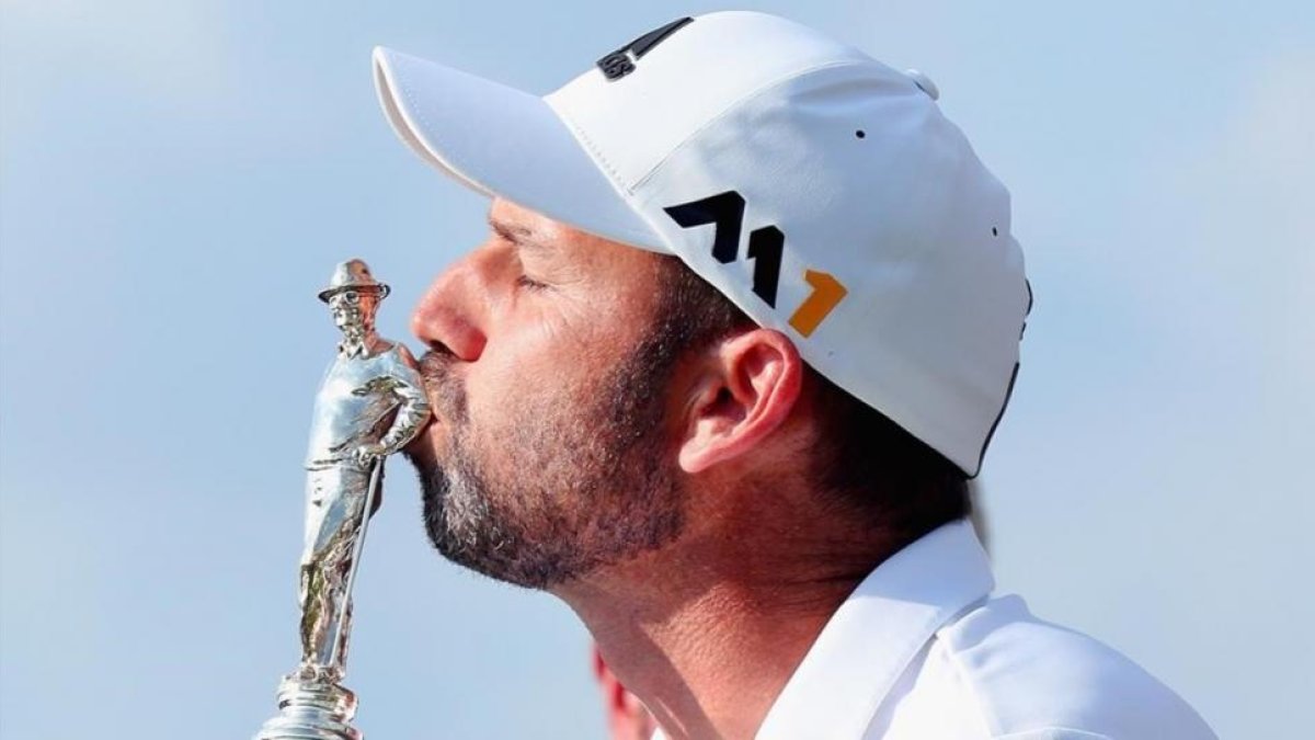 Sergio García besa el trofeo después de su victoria en Texas.-TOM PENNINGTON / AFP