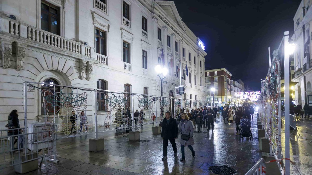 Los arcos luminosos de Navidad ubicados en el Espolón han tenido que ser retirados por un fallo técnico. SANTI OTERO