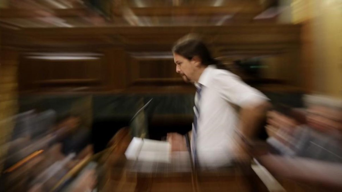 Pablo Iglesias interviene en la tribuna del hemiciclo durante el debate de la moción de censura.-JOSÉ LUIS ROCA
