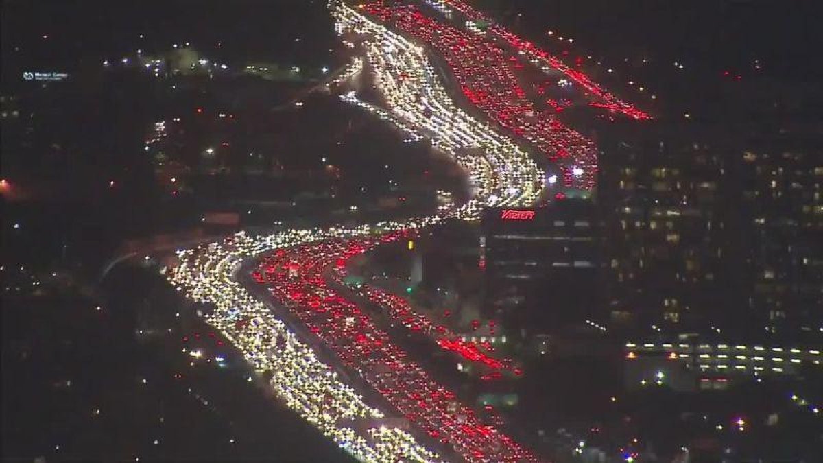Monumental atasco en Los Ángeles de gente que intenta llegar a su casa para la cena de Acción de Gracias.-ABC7