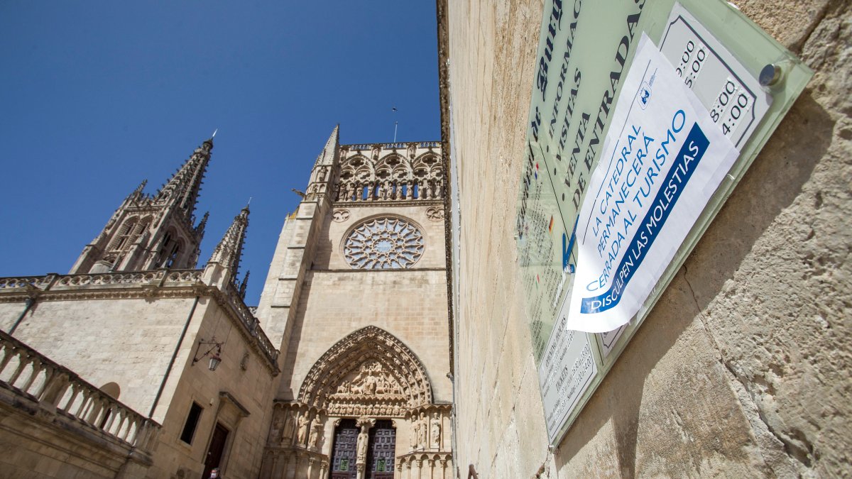 Cartel que informa del cierre de la Catedral al turismo. TOMÁS ALONSO