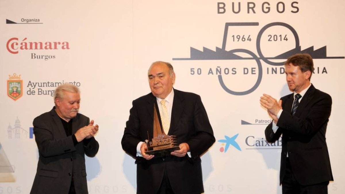 Cristino Díez, diseñador del galardón, José María Peña, quien recibió uno de los reconocimientos y el alcalde de Burgos, Javier Lacalle.-ISRAEL L. MURILLO