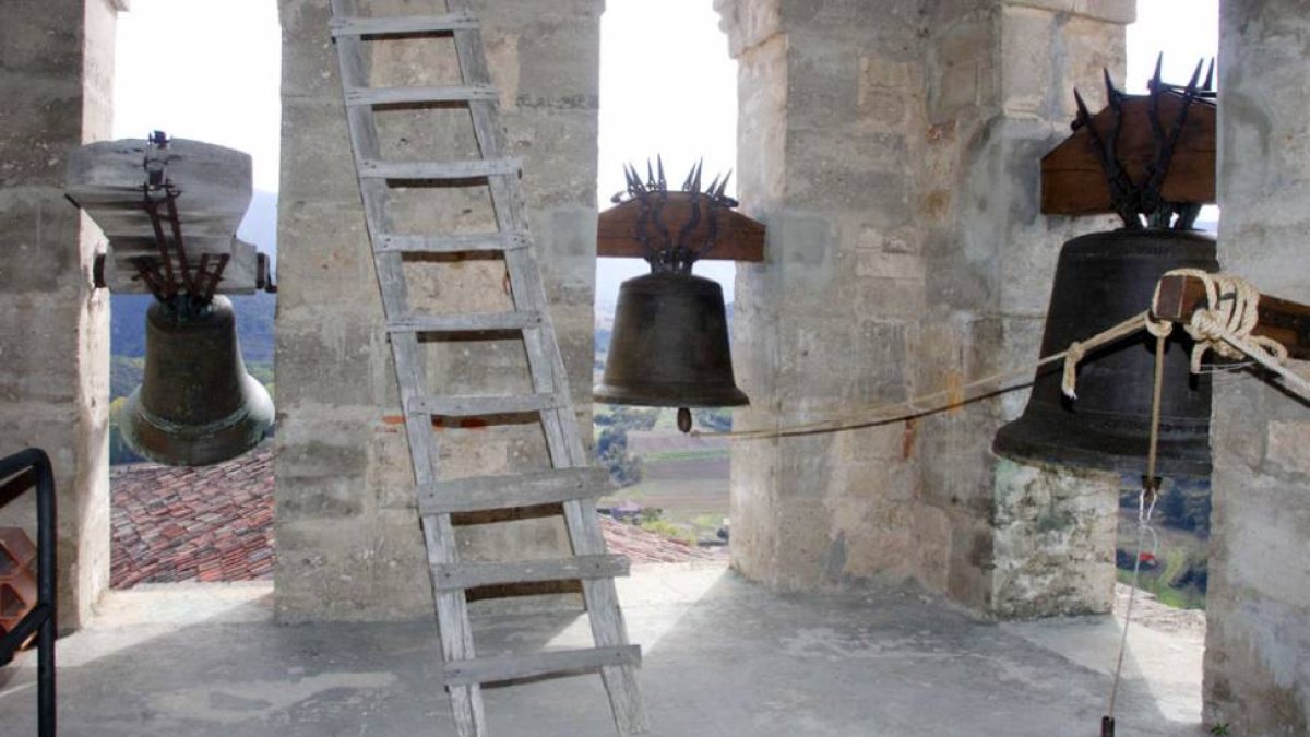 El campanario de la iglesia de Frías aún mantiene vivo el toque manual de sus campanas.-G. G.