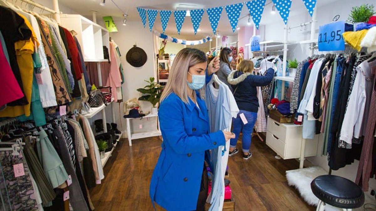 Varias clientas en un comercio de moda en Gamonal. TOMÁS ALONSO
