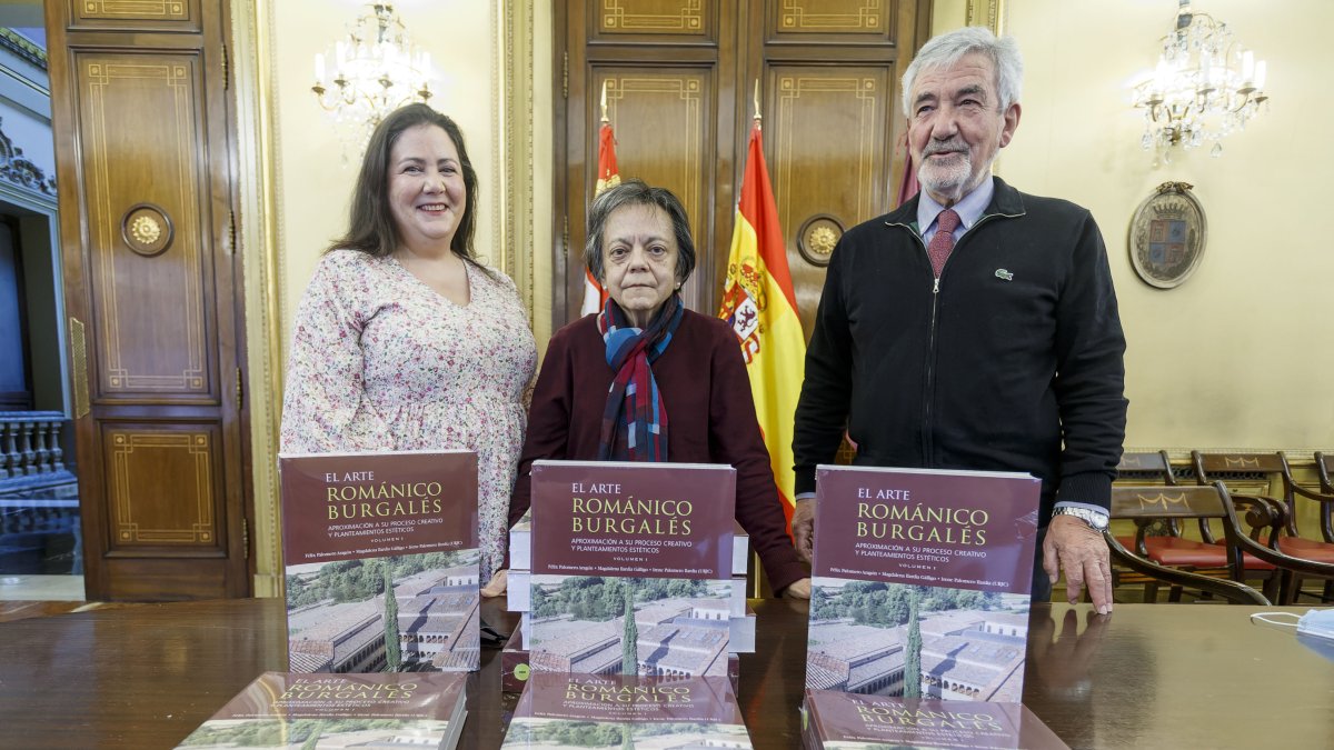 Irene Palomero, Magdalena Ilardia y Félix Palomero posan con el primer volumen de la colección. SANTI OTERO