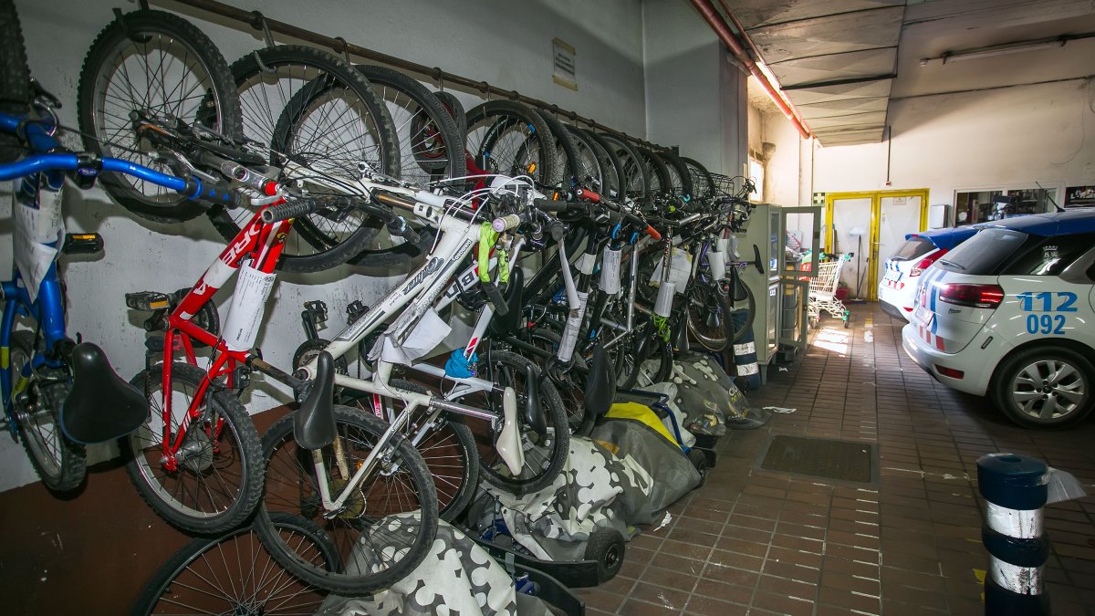 Depósito de bicis en la sede de la Policía Local de Burgos. TOMÁS ALONSO