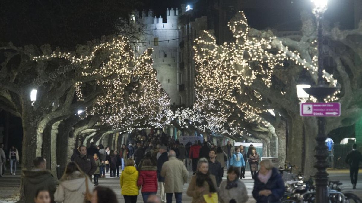 La iluminación navideña animará calles, paseos y plazas hasta el 7 de enero.-