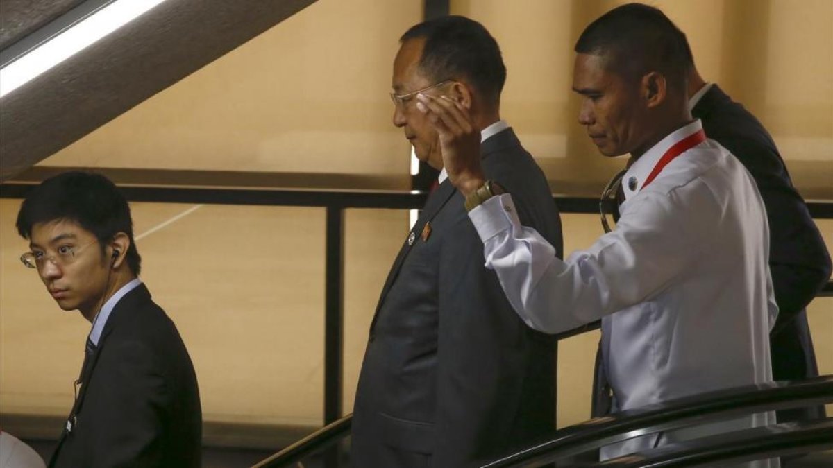 En el centro, el ministro norcoreano de Exteriores, Ri Yong.ho.-AP / ROLEX DELA PENA
