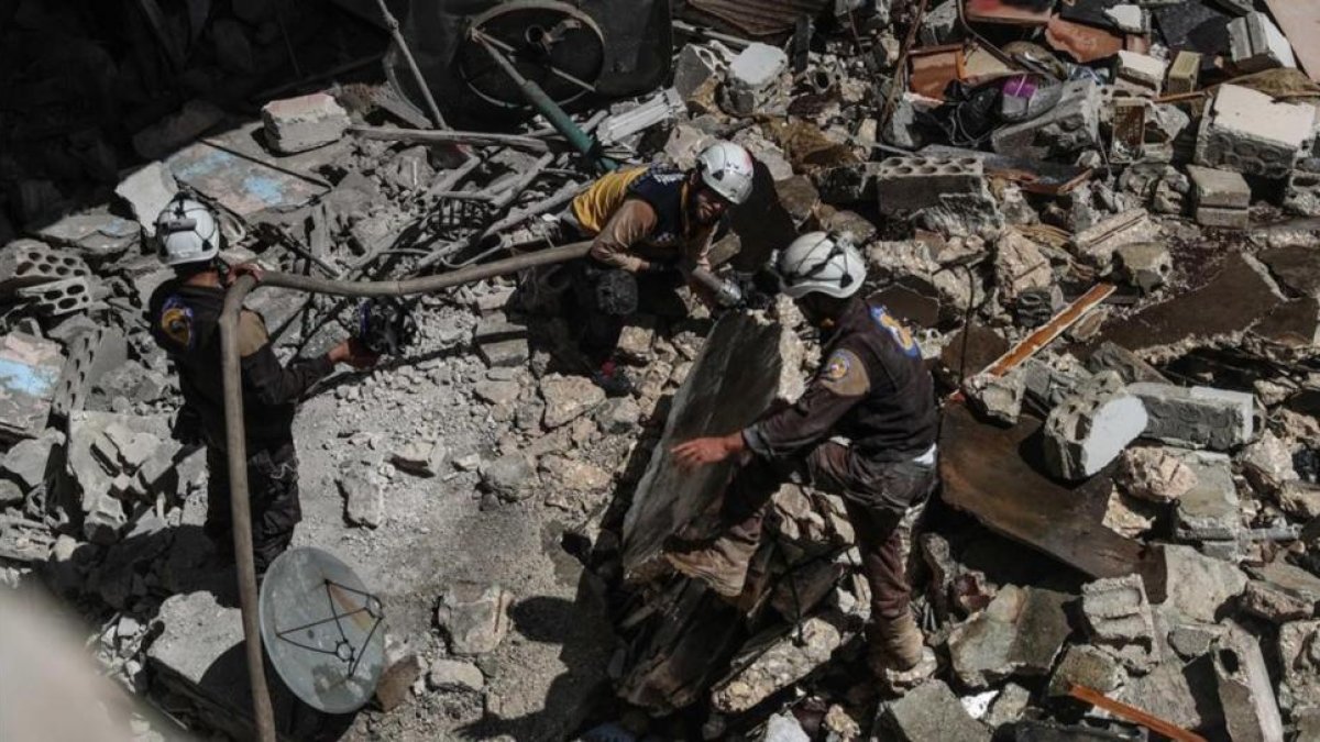 Operaciones de rescate en la ciudad de Ariha, en la provincia de Idleib, tras un bombardeo realizado el 31 de mayo pasado.-EFE