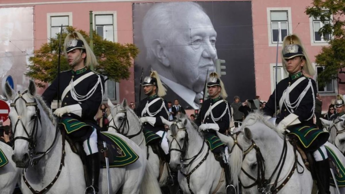 El cortejo fúnebre con los restos de Mario Soares recorre las calles de Lisboa.-AFP / JOSE MANUEL RIBEIRO