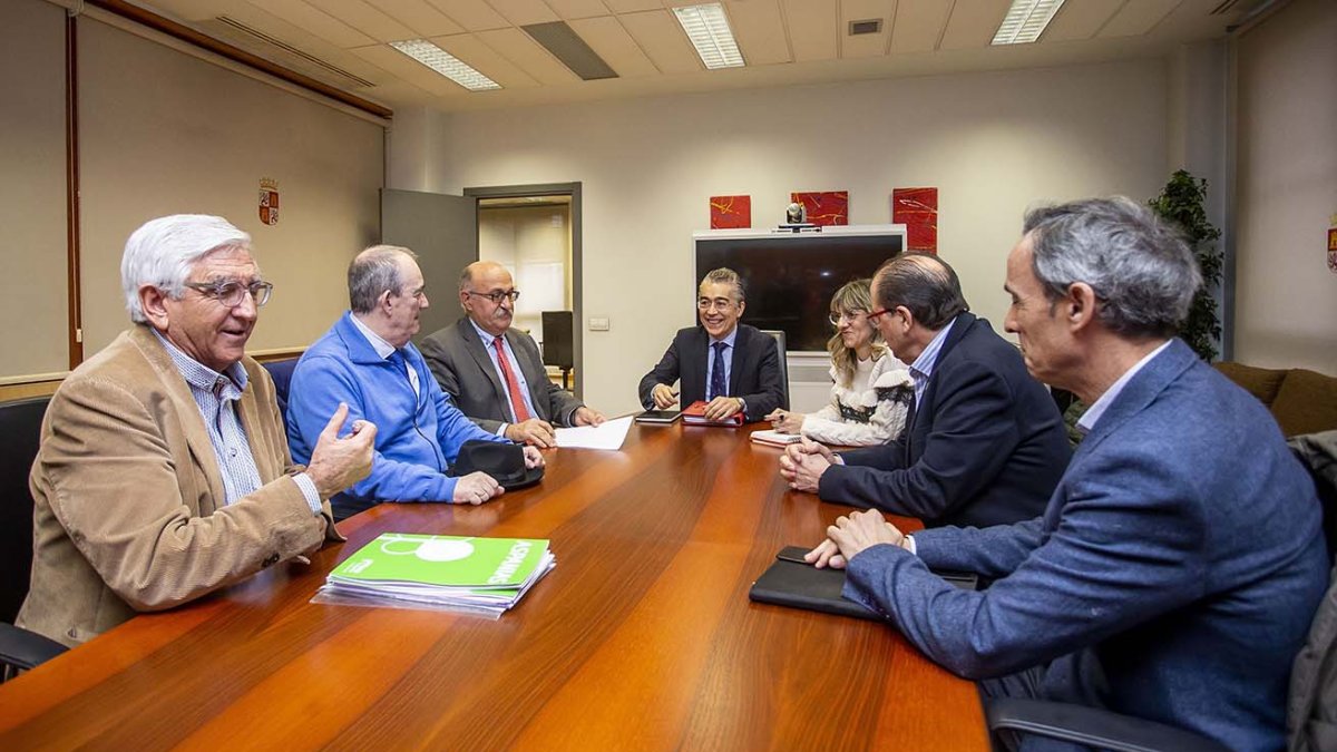 Reunión de la Junta con Aspanias. SANTI OTERO