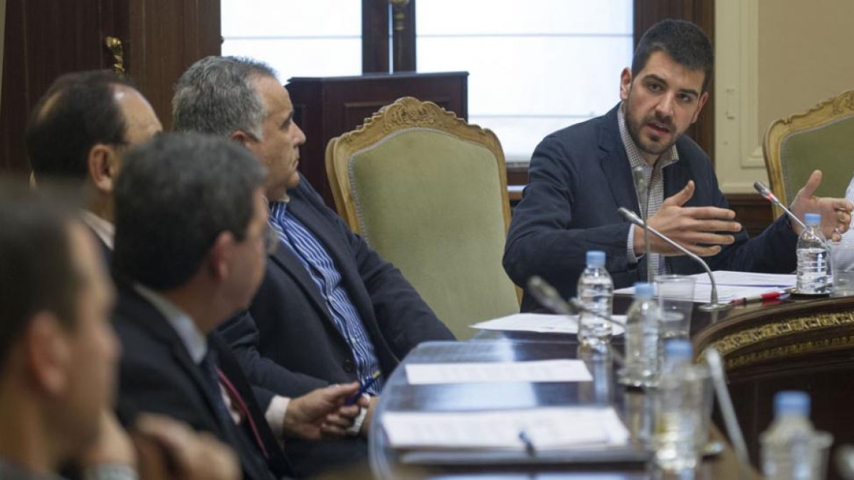 El portavoz socialista, David Jurado, logró el apoyo plenario para instar a la Subdelegación a reforzar la vigilancia.-I. L.M.