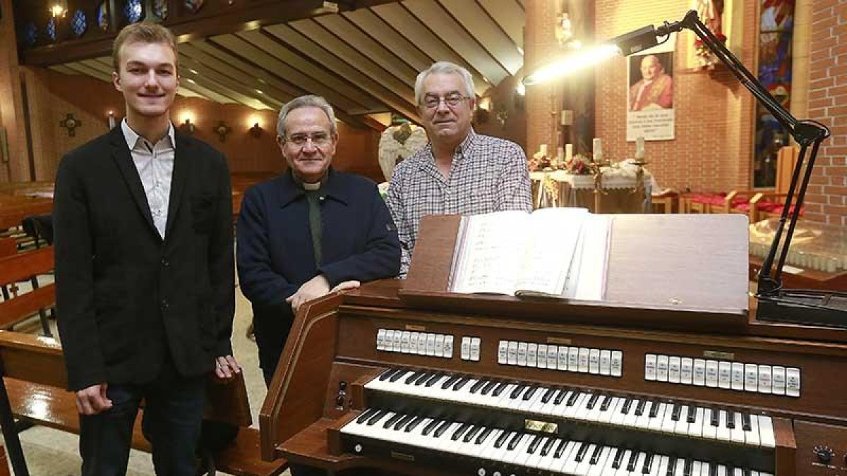 Javier Moral Agraso (i.), Lucinio Ramos, párroco de Fátima, y Juan Gabriel Martínez (d.), ayer junto al órgano de la parroquia de Fátima.-Raúl Ochoa