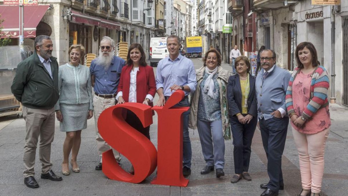 Los candidatos del PSOE a Congreso y Senado, ayer, en la calle San Juan.-SANTI OTERO
