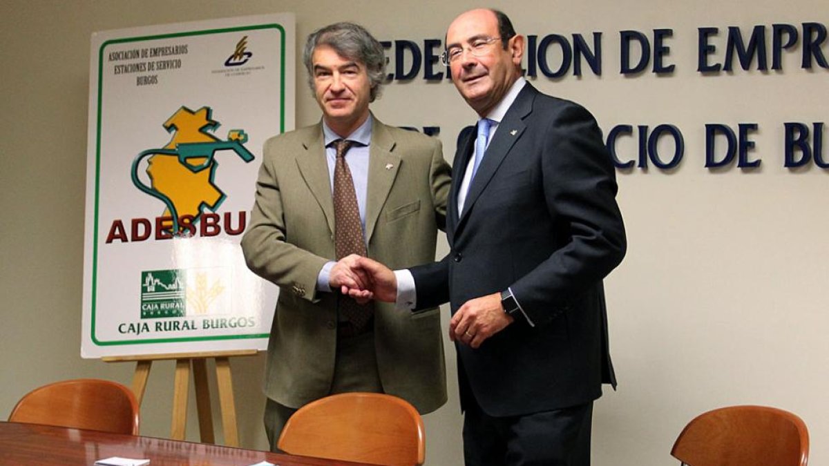 Ricardo Alonso y Agustín Colino tras la firma del convenio.-ISRAEL L. MURILLO