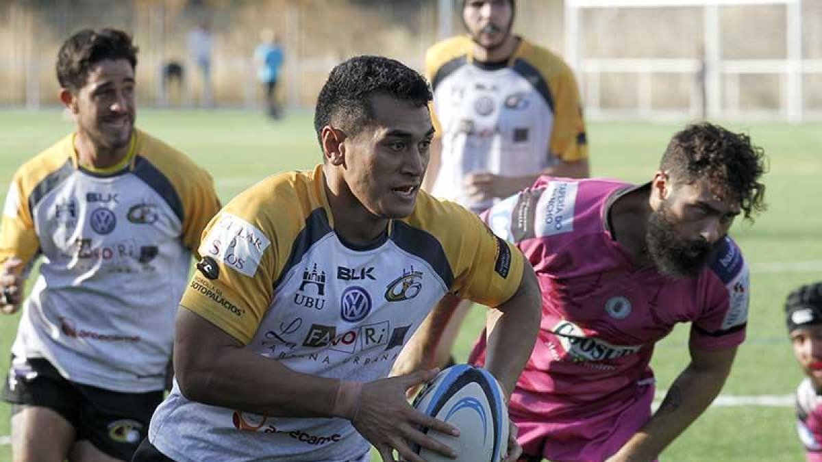 Sane Imo avanza con el oval durante un encuentro disputado en San Amaro.-SANTI OTERO