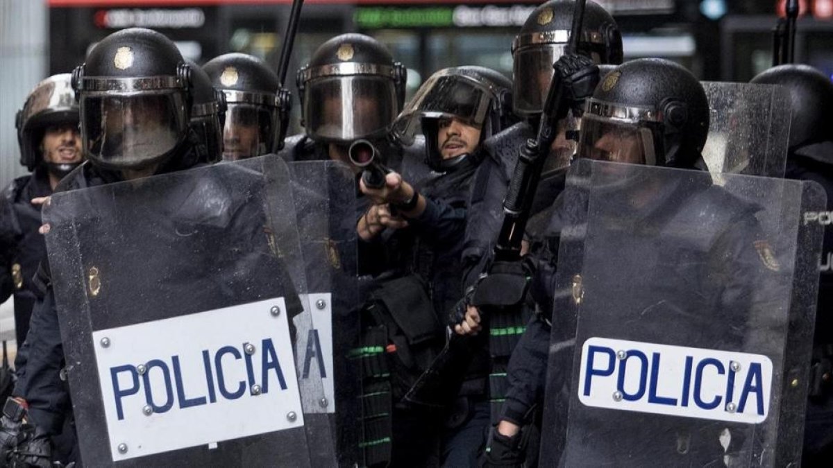 Policías nacionales, el 1-O en el colegio Ramon Llull de Barcelona.-FERRAN NADEU