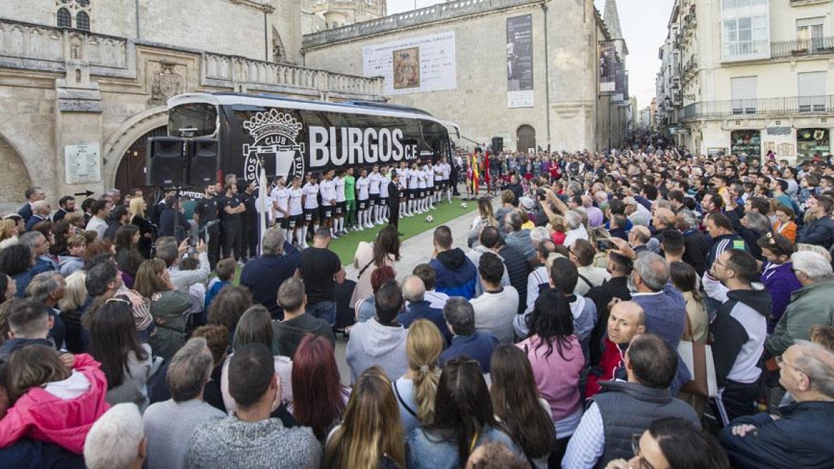 Imagen de la Plaza del Rey San Fernando durante la presentación de la primera plantilla del Burgos CF.-ISRAEL L. MURILLO