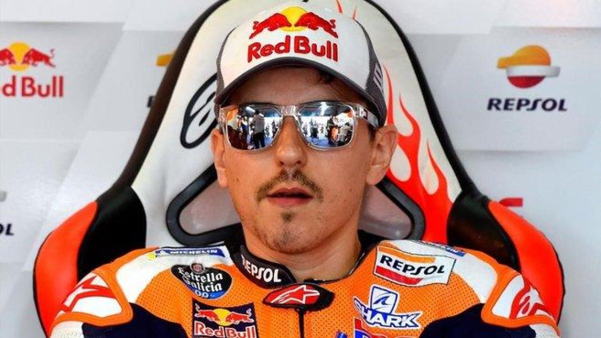 Jorge Lorenzo, en el boxe del equipo Repsol-Honda, en Motorland (Alcañiz, Aragón).-AFP / JOSÉ JORDAN