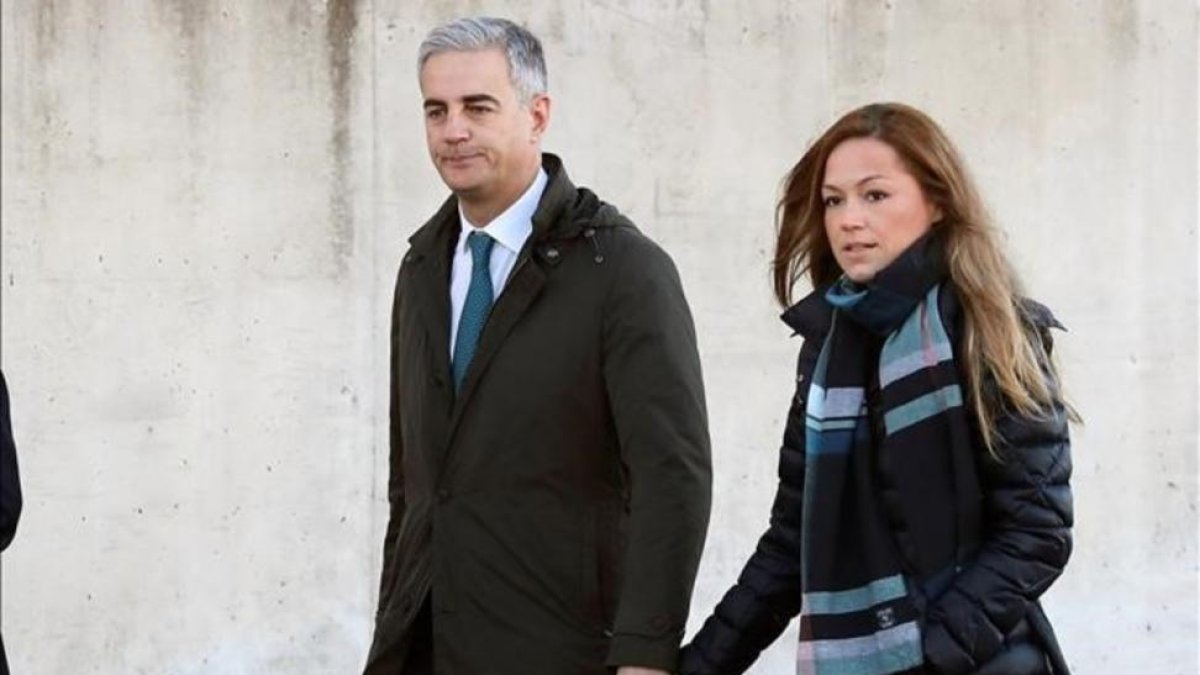 Ricardo Costa llega a la Audiencia Nacional junto con su pareja-CHEMA MOYA (EFE)