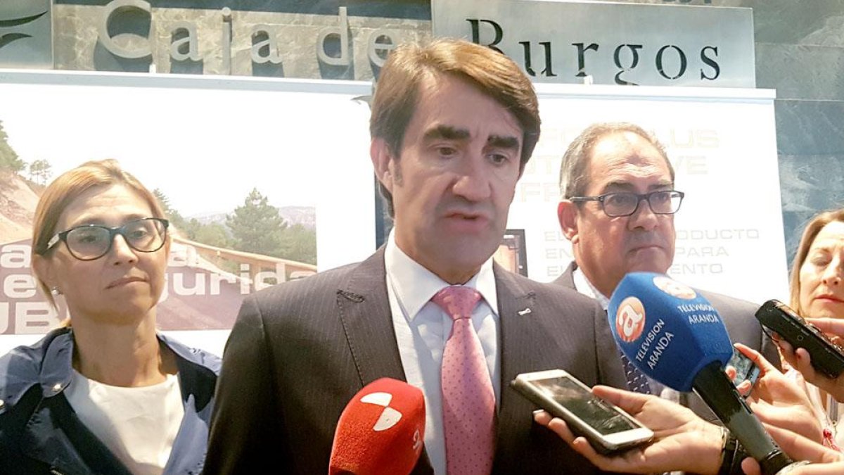 Juan Carlos Suárez-Quiñones (centro) junto a Raquel González y Baudilio Fernández-Mardomingo en una imagen de archivo de una de sus visitas a Aranda. L. V.