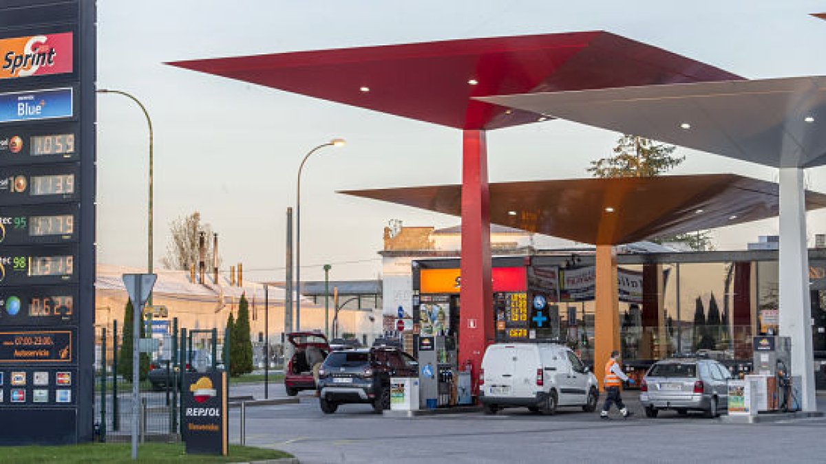 Las estaciones de servicio generan alrededor de 200 empleos indirectos en la provincia.  / ISRAEL L MURILLO
