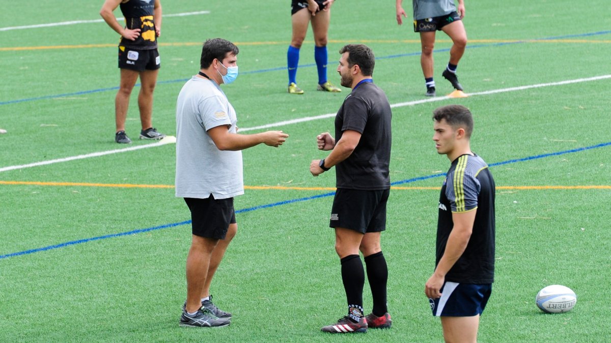 Juan González, izquierda, charla con José García, jugador-entrenador del Universidad de Burgos. ISRAEL L. MURILLO