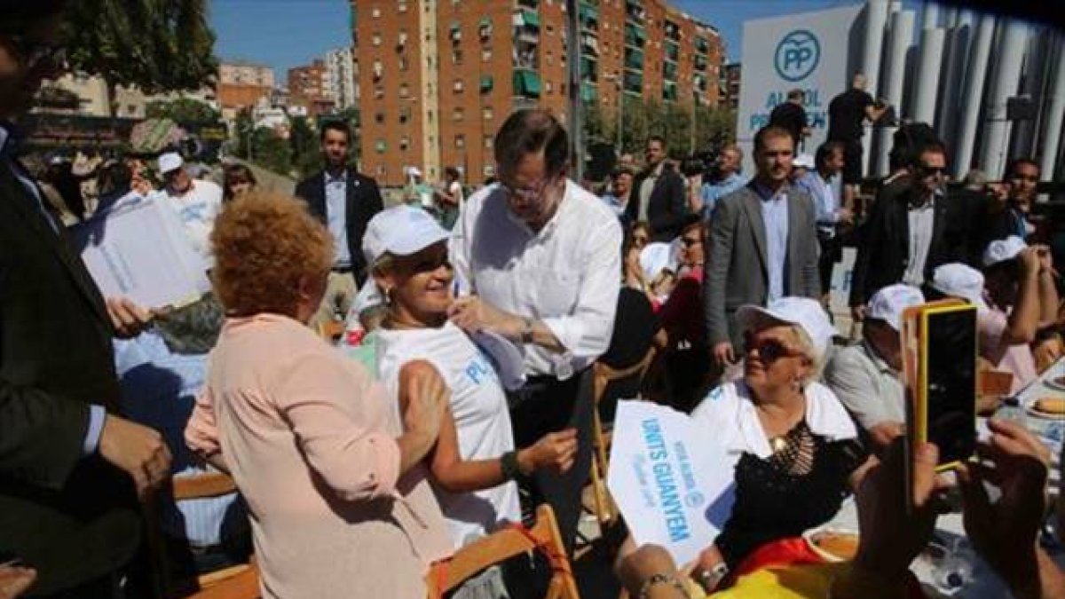 Mariano Rajoy firma un autógrafo a una simpatizante, ayer, en Badalona.-ELISENDA PONS