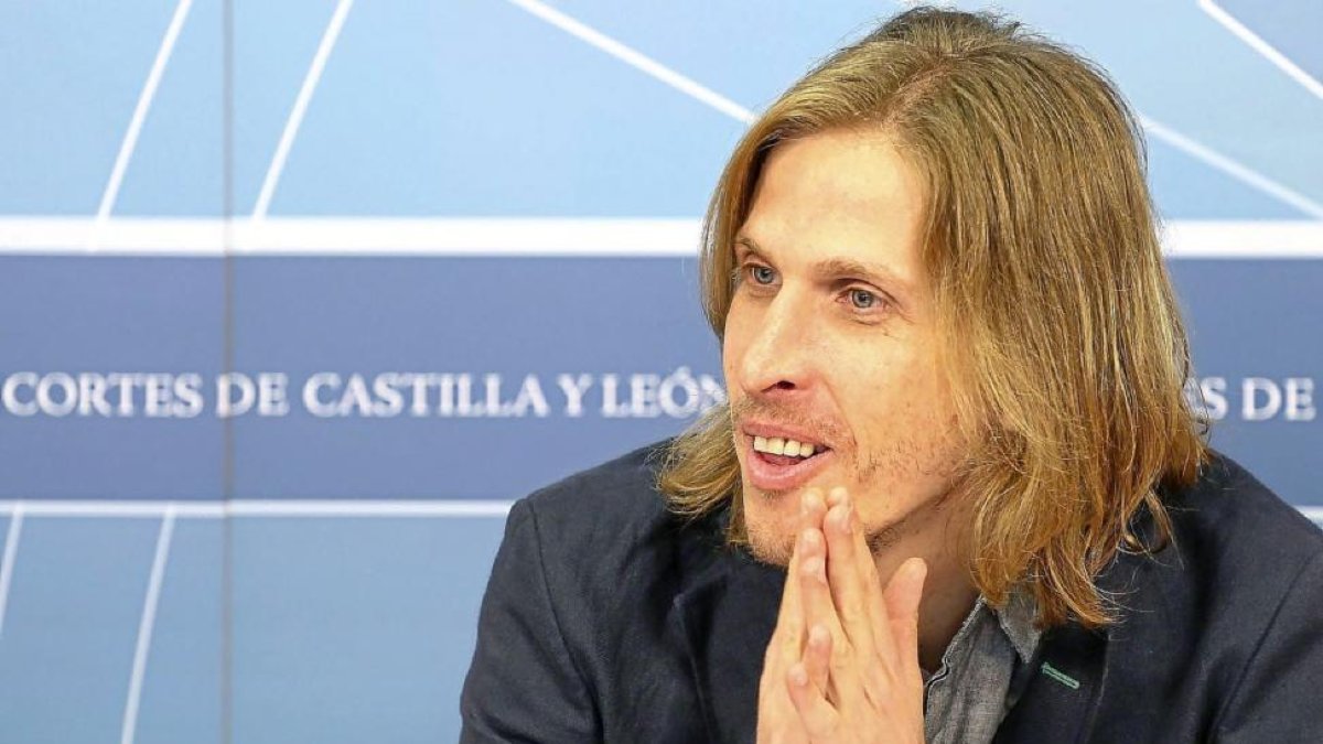 Pablo Fernández, portavoz de Podemos en las Cortes, ayer en rueda de prensa-Ical
