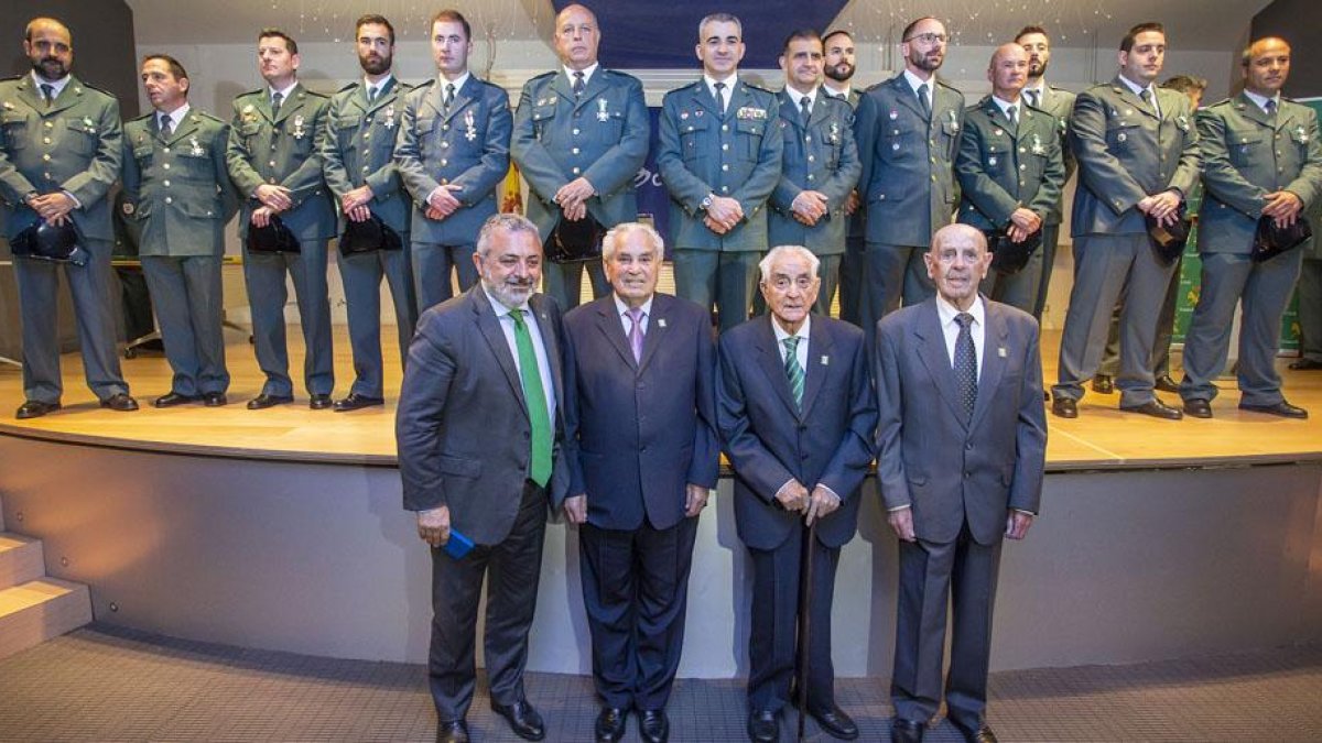 En primer término los tres guardias veteranos junto al subdelegado y arriba el resto de agentes condecorados.-SANTI OTERO