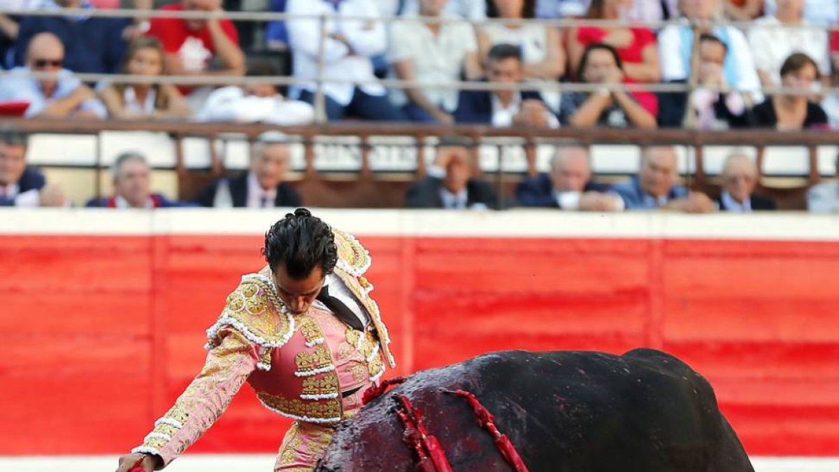 Fandiño en una faena con un toro de la ganadería de Bañuelos.-ECB