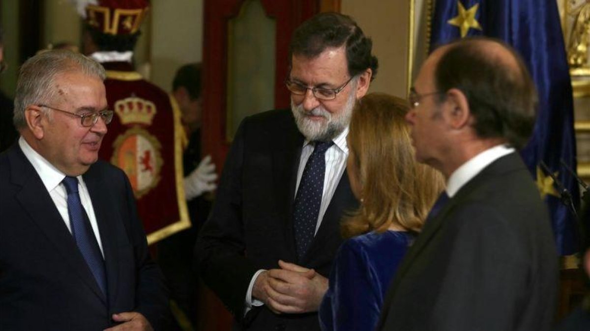 El presidente Mariano Rajoy conversa con Juan José Gonzélez Rivas, presidente del Tribunal Constitucional.-DAVID CASTRO