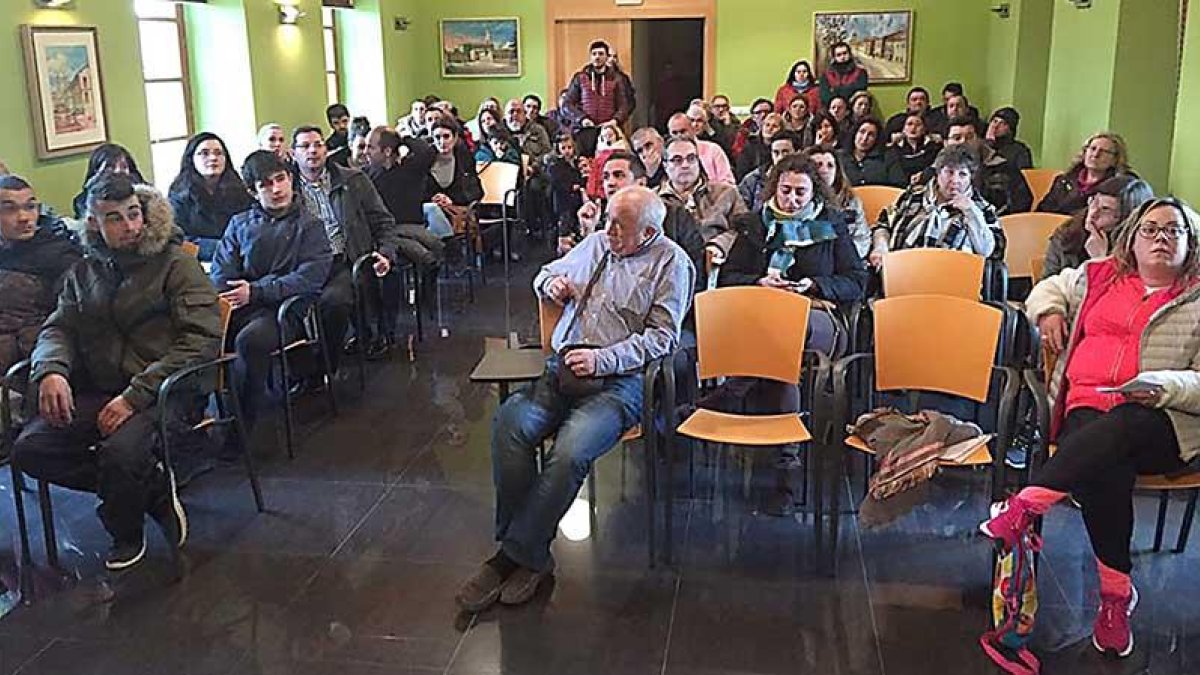 Un momento de la reunión mantenida en la tarde de ayer en el salón del Ayuntamiento de la localidad.-ECB