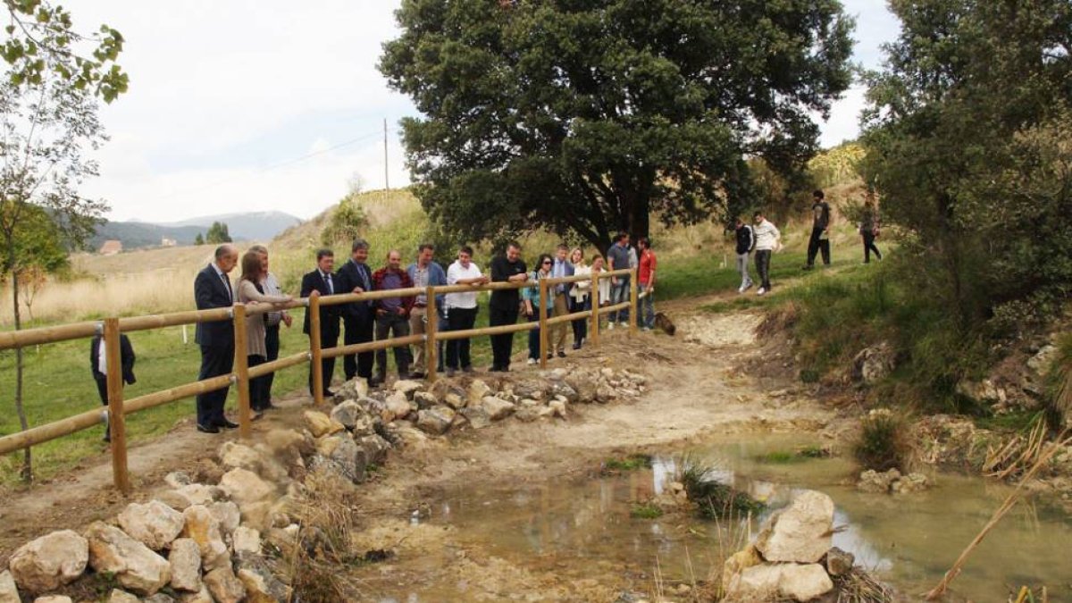Los representantes institucionales visitaron el humedal construido junto a profesores y alumnos.-G. G.