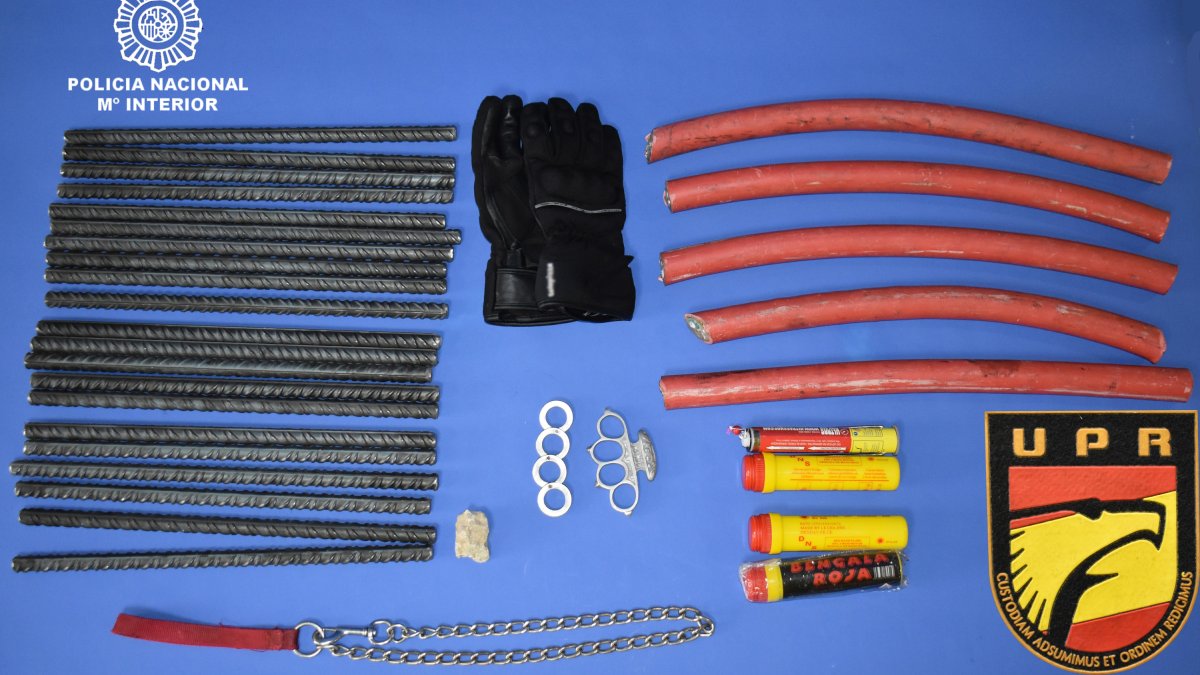 Material intervenido a los ultras. POLICÍA NACIONAL