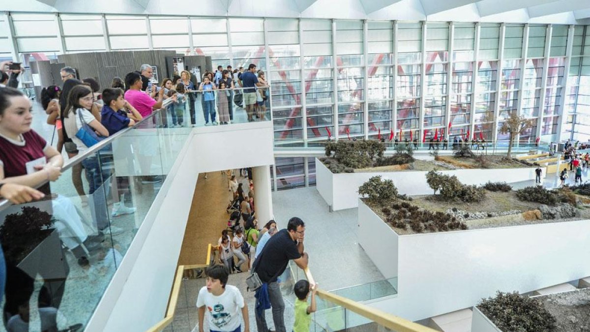 Un numeroso grupo de turistas en los accesos del Museo de la Evolución Humana.-ISRAEL L. MURILLO