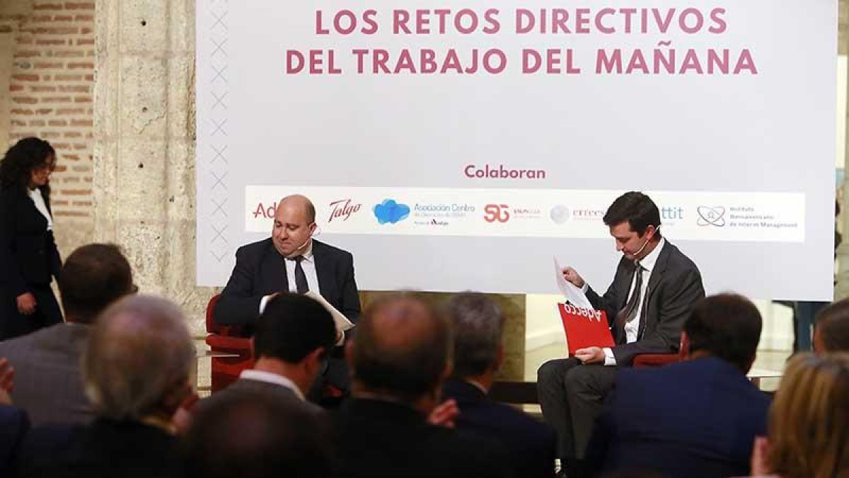 El director de El Mundo-El Correo de Burgos, Ricardo García Ureta, entrevistó a Eduardo Gómez-Mesto, director regional de Adecco.-RAÚL G. OCHOA