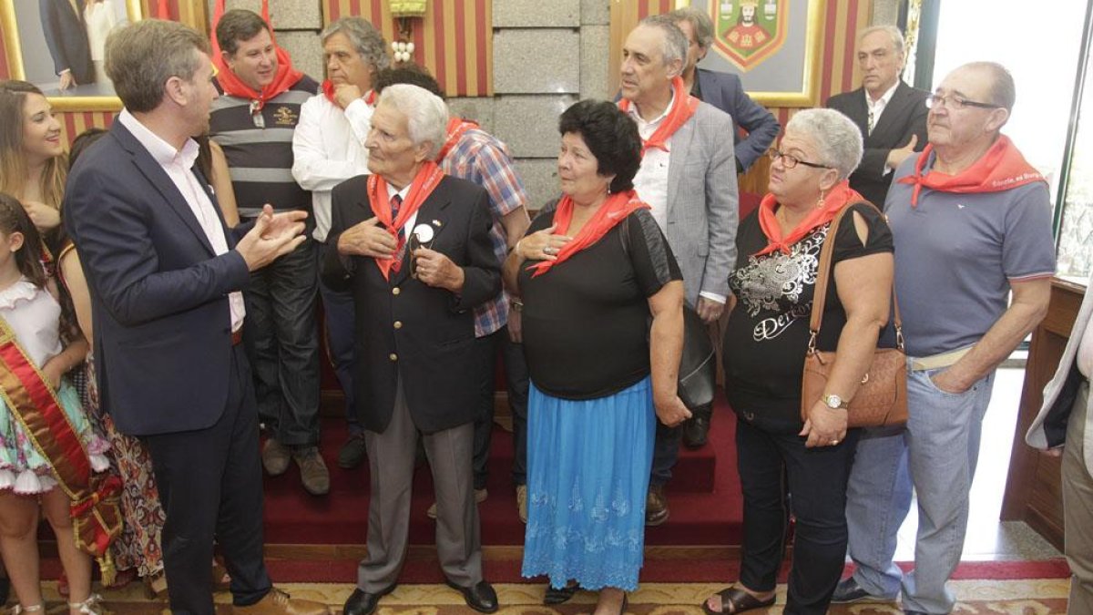 Seis son los protagonistas de la Operación Añoranza este año -llegados de Argentina, Cuba y Uruguay-, que fueron recibidos ayer por el alcalde y concejales.-S.O.