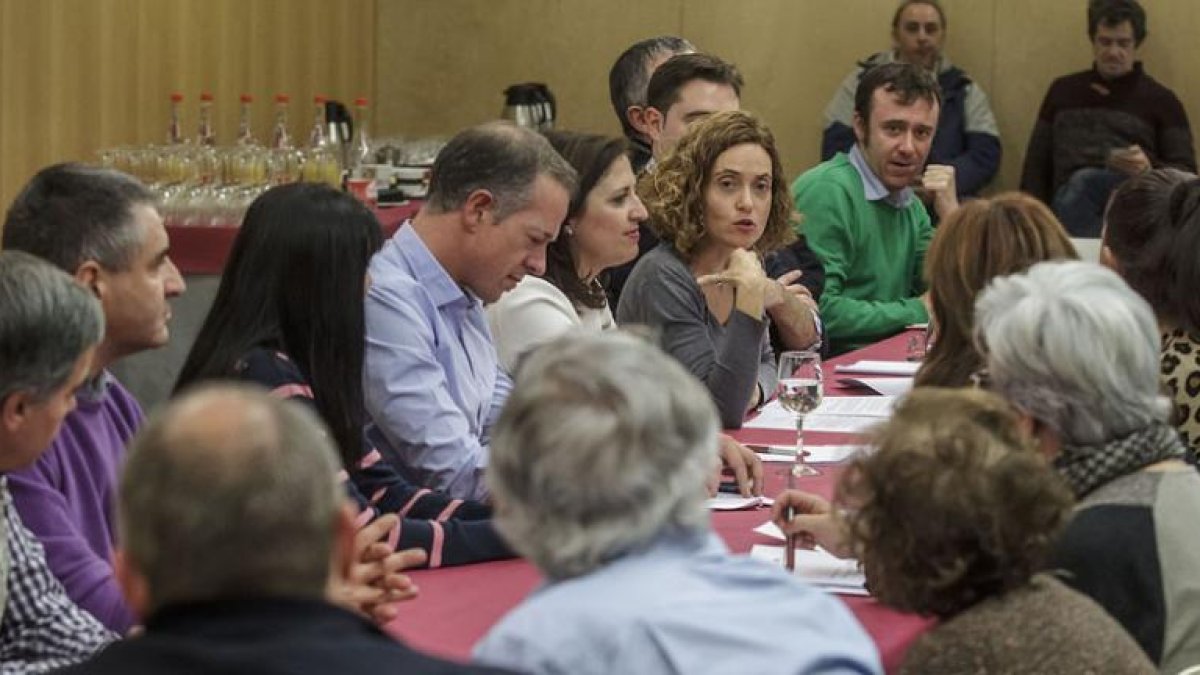 Los números uno al Congreso y al Senado por Burgos, entre los asistentes al café tertulia del PSOE con Meritxell Batet, en el centro.-SANTI OTERO