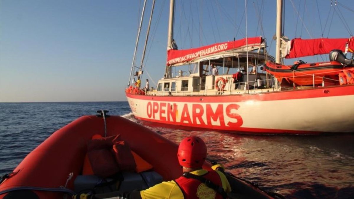Una lancha rápida de Proactiva llegando al 'Astral', desplegado en aguas frente a Libia.-JAVIER TRIANA