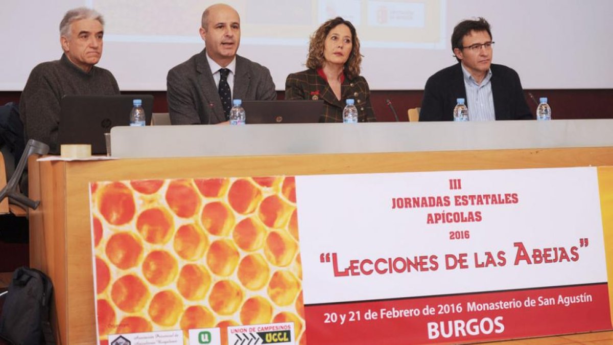 Montse Aparicio y Jorge Llorente (a su dch.) inauguraron ayer las jornadas apícolas, las cuales concluirán hoy.-I. L.M.